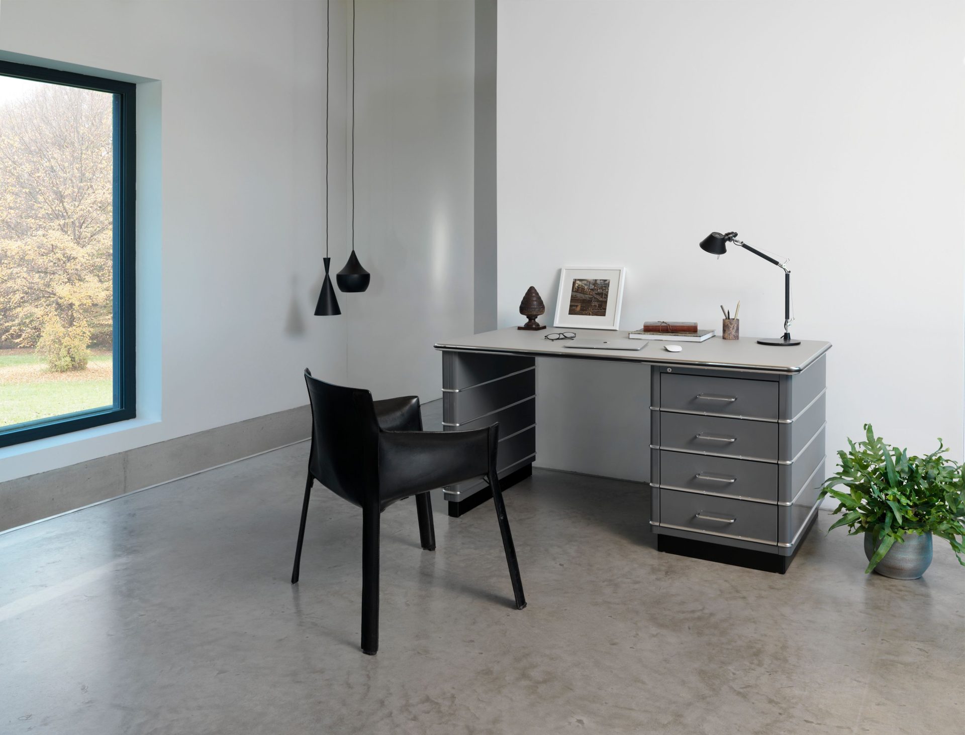 Classic - Desk with Pedestal